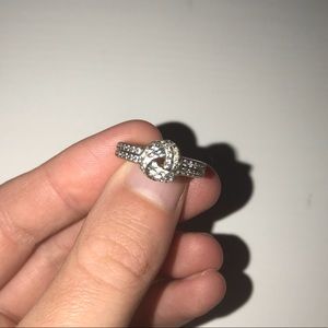 Sparkling love knot ring